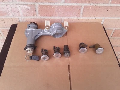 Juego de cerraduras para vagón Volvo 240 - 86-92 Foto 1 de 2