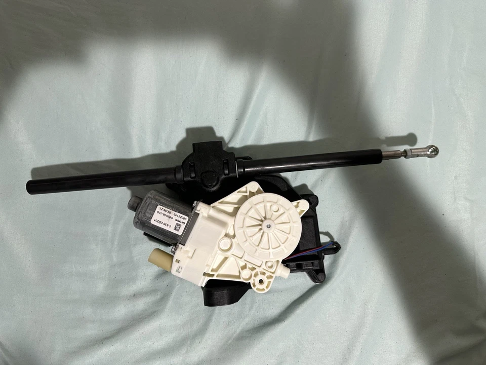 ACTUADOR/MOTOR DE CIERRE SUAVE PUERTA TRASERA ROLLS ROYCE CULLINAN Foto 1 de 3