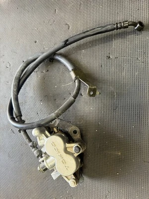 01 02 03 04 PINZA DE FRENO DELANTERA DERECHA SUZUKI INTRUDER VOLUSIA VL 800 CON LÍNEA DE MANGUERA Foto 1 de 4