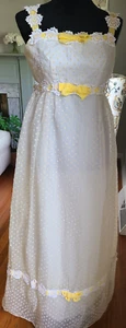 Vintage 70er Jahre Damen Größe SM gelb gepunktet Schweizer Organdy Kleid Spitze Brautjungfer - Bild 1 von 22