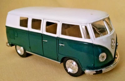 VOLKSWAGEN BUS 1962 FURGONETA CLÁSICA MICROBÚS KT5060 KINSMART 2015 1:32 FRICCIÓN. Foto 1 de 4