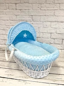 Juego completo de canasta Moisés de lujo acolchada de mimbre blanco con asas bebé - hoyuelo azul - Imagen 1 de 7