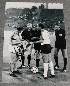 Foto autógrafa auténtica firmada a mano por Johann Cruyff y Franz Beckenbauer 12x8 - Imagen 1 de 2