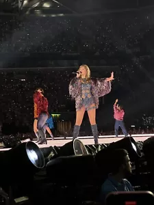 Suche 3 Taylor Swift Tickets für Samstag - Bild 1 von 1