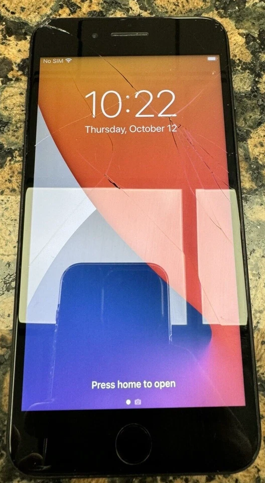 Apple iPhone 7 Plus - 32GB cracked read description - Image 1 of 4