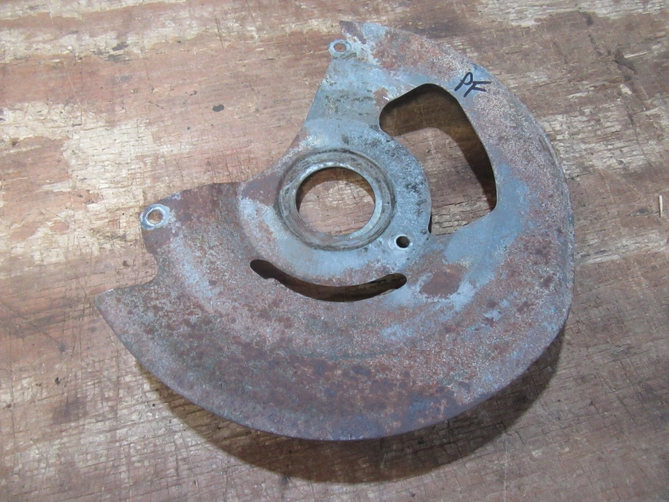 Chevrolet Camaro 1978 husillo delantero freno cubierta antipolvo escudo lado pasajero  Foto 1 de 2