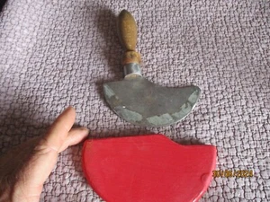 Altes Kochwerkzeug Zerkleinerer mit Knoblauch und feinen Kräutern und Holzetui - Bild 1 von 6