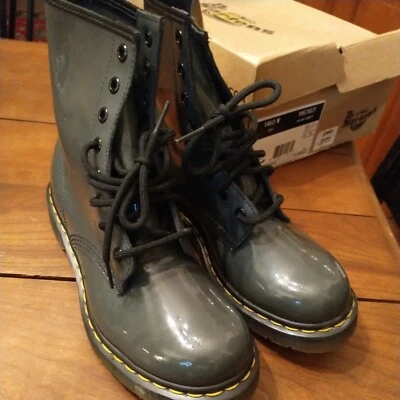 Bonitas botas de combate Dr. Martens para mujer 1460 gris charol con cordones Foto 1 de 4