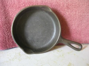 VINTAGE WAGNER WARE NO. 3 CAST IRON PAN - Picture 1 of 4
