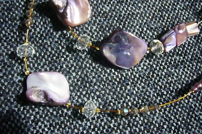 Perlmuttartiges 2 tgl Modeschmuck Set lila Halskette und Clip-Ohrringe - Bild 1 von 4