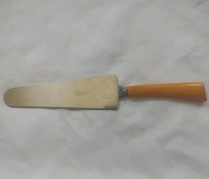 VINTAGE BUTTERSCOTCH BAKELITE SERRATED BLADE SERVER - Picture 1 of 1