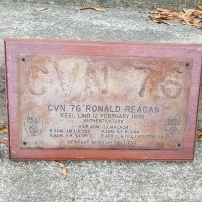 USS RONALD REAGAN MARINA DE EE. UU. Constructores de barcos Placa Quilla Colocación De colección Foto 1 de 4