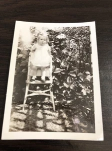 Vintage Schnappschuss Foto schwarz & weiß blond Mädchen stehend auf Hochstuhl HS-22 - Bild 1 von 5