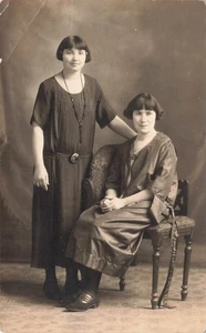 RPPC 2 WOMEN SISTERS ? BOBBED HAIR FASHIONABLE DRESSES REAL PHOTO POSTCARD 93025 - Picture 1 of 2