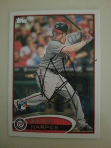 BRYCE HARPER #661 BLUE HELMET AUTOGRAPHED RAW ROOKIE CARD TOPPS 2012.  