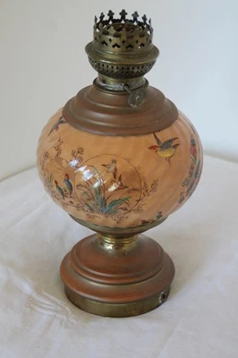 LAMPE À PETROLE ANCIENNE - PIED EN CUIVRE OU LAITON - RÉSERVOIR EN FAIENCE FINE  - Photo 1/4