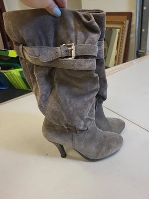 Botas femininas tamanho 7M couro camurça cinza salto alto detalhe de fivela desleixada - Imagem 1 de 4