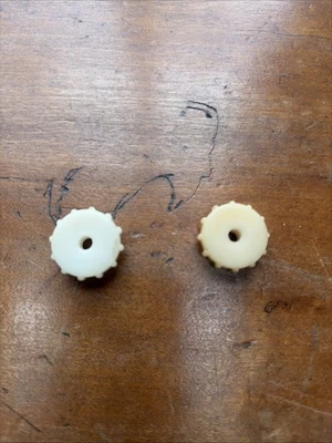 Conjunto de dos tuercas de plástico usadas luz trasera BMW 2002E10, bmw tii. Foto 1 de 2