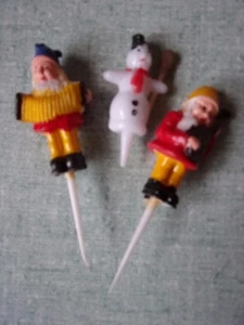DECORATION POUR GATEAU Nöel : 2 NAINS MUSICIENS + BONHOMME DE NEIGE - PIQUES - Foto 1 di 1