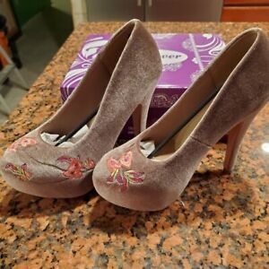 Forever Floral  Taupe Heels NIB Sz 10
