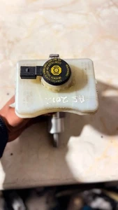 AUDI A5 2012 BRAKE MASTER CYLINDER & BOTTLE 8K0611021A - Picture 1 of 21