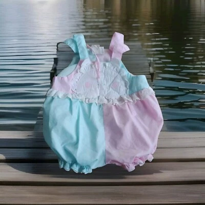 Mameluco Burbuja Bebé Rosa Vintage Pantalones Cortos Azul Pin Encaje Borde Baby Togs 6-9mo Foto 1 de 4