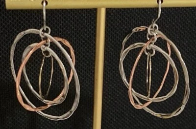 Pendientes martillados orbitales modernos tricolor Robert Lee Morris RLM Studio de ley Foto 1 de 4