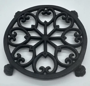 Antique Wilton Cast Iron Round Trivet Hearts & Claw Feet, #4 - Picture 1 of 5
