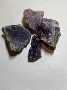 MINERAL AMATISTA CUATRO PEQUEÑOS RACIMOS DE CRISTAL - Imagen 1 de 5