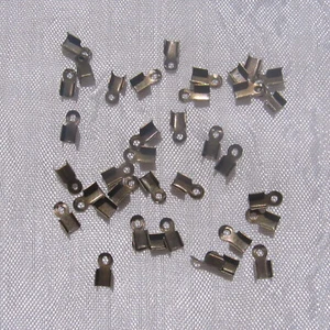 J154 - LOT 200 EMBOUTS 6X3MM CACHE-NOEUDS BRONZE SANS NICKEL POUR FIL CORDON - Picture 1 of 4