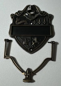 Scudo araldico scudo battiporta vintage "Magna est Veritas et Praevalebit" - Foto 1 di 7
