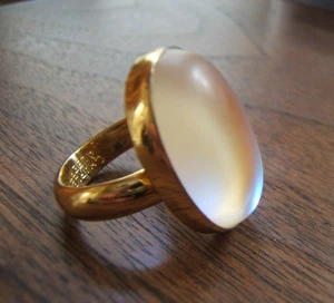 Goldfarbener ovaler opalisierender Cabachon Ring Größe 7 verstellbar Charles Albert - Bild 1 von 9