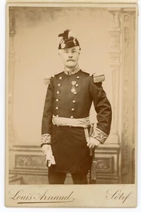 KABINETTFOTO Sétif Arnaud Algerien, ein Militäroffizier posiert Medaille - Bild 1 von 3