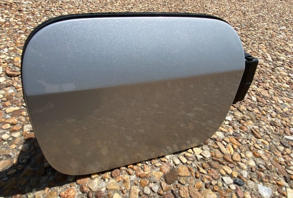 VW JETTA 2011-2018 llenador de combustible puerta del tanque de gasolina en plata OEM 4 Foto 1 de 4