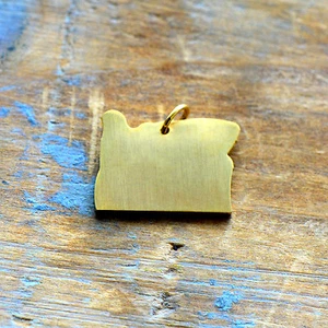 Oregon State Charm - gebürsteter 24k vergoldeter Edelstahl Anhänger - minimal - Bild 1 von 3