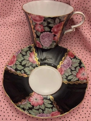Taza y platillo Royal Standard English Bone China negro con hortensia rosa usado en excelente estado Foto 1 de 3