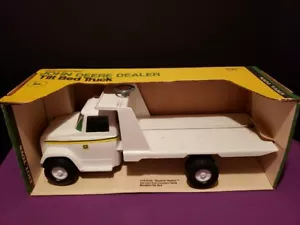 Camión John Deere plataforma inclinable plataforma equipo Ertl transporte tractor GMC de colección #594 - Imagen 1 de 22