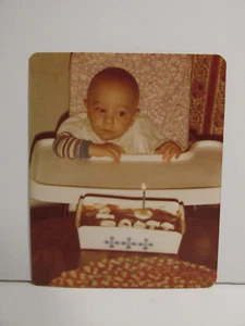 1981 VINTAGE FOUND PHOTOGRAPH COLOR ORIGINAL PHOTO BOY 1ST BIRTHDAY CAKE PARTY - Picture 1 of 4