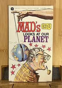 MAD’s Dave Berg “Looks At our Planet” Paperback Warner 1st Printing April 1986 - Imagen 1 de 11