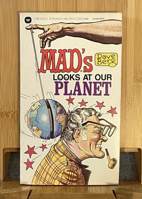 MAD’s Dave Berg “Looks At our Planet” Paperback Warner 1st Printing April 1986 - Imagem 1 de 4
