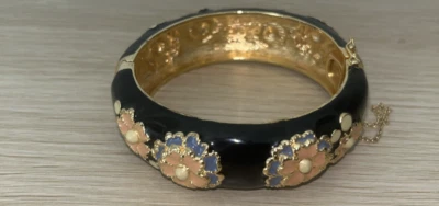 J. Brazalete Crew Negro Esmalte Floral Bisagras en Joyería Azul y Coral Naranja Foto 1 de 4