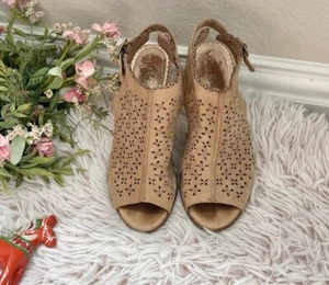 Anthropologie Miss Albright Specialty Tan Laser Cut Out Leather Peep Toe Heels 7 - Picture 1 of 20