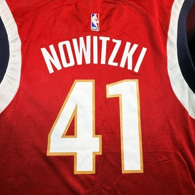 De colección NBA Dallas Mavericks Dirk Nowitzki Hombres Mediano RARO Rojo Oro Burbuja Letras Foto 1 de 4