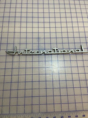 Camión Internacional 1957-1960 emblema guardabarros delantero placa de identificación original Foto 1 de 3