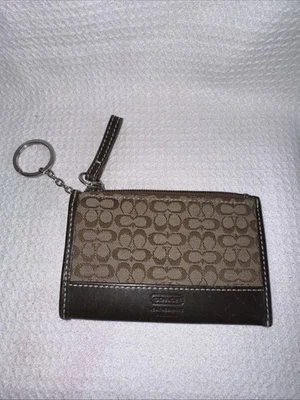 Cartera Coach Change con cremallera y llavero Foto 1 de 4