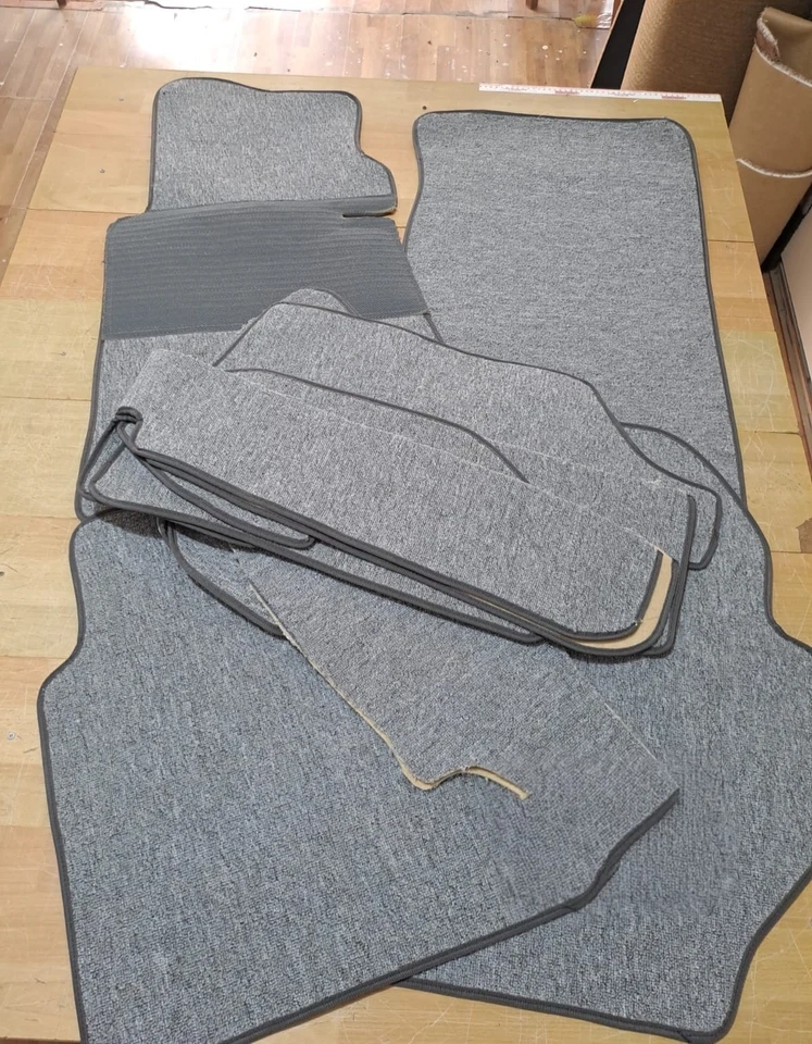 梅赛德斯奔驰 W115 4 门灰色地毯套装 - 新产品 — 第 1/1 张图片