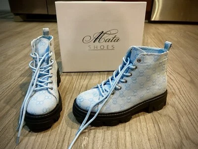 Botas cargo súper lindas y modernas con estampado azul bebé. Nuevo.  Talla 8. Foto 1 de 2