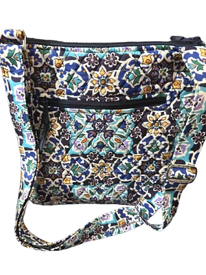 Vera Bradley Lisboa Medallón Hipster - Acolchado Floral - Azul Morado Amarillo Verde Foto 1 de 2