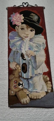 Tapiz acabado hecho a mano colgante de pared niño payaso con oso de peluche Foto 1 de 4