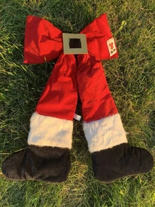 Weihnachtsmann Schleife Gürtelschnalle Beine hängend Türdeko Pier 1 Weihnachten. Neu mit Etikett.  30” X 20” - Bild 1 von 5